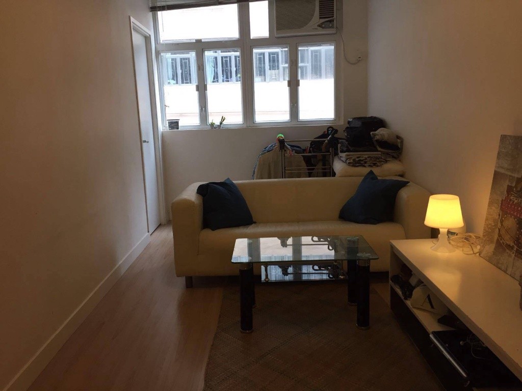 Bedroom with single bed, study desk and drawers in fully furnished flat - 西區 - 住宅 (整間出租) - Homates 香港