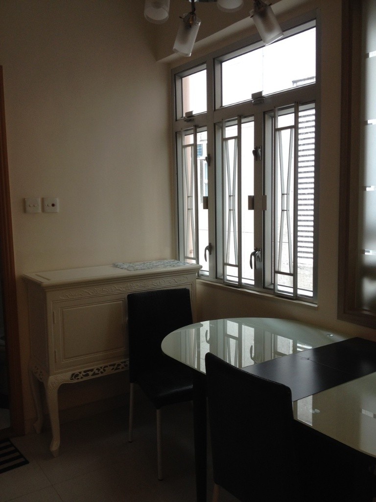 Spacious Master bedroom in a spacious 2BR flat available now, great neighborhood! - 灣仔 - 房間 (合租／分租) - Homates 香港