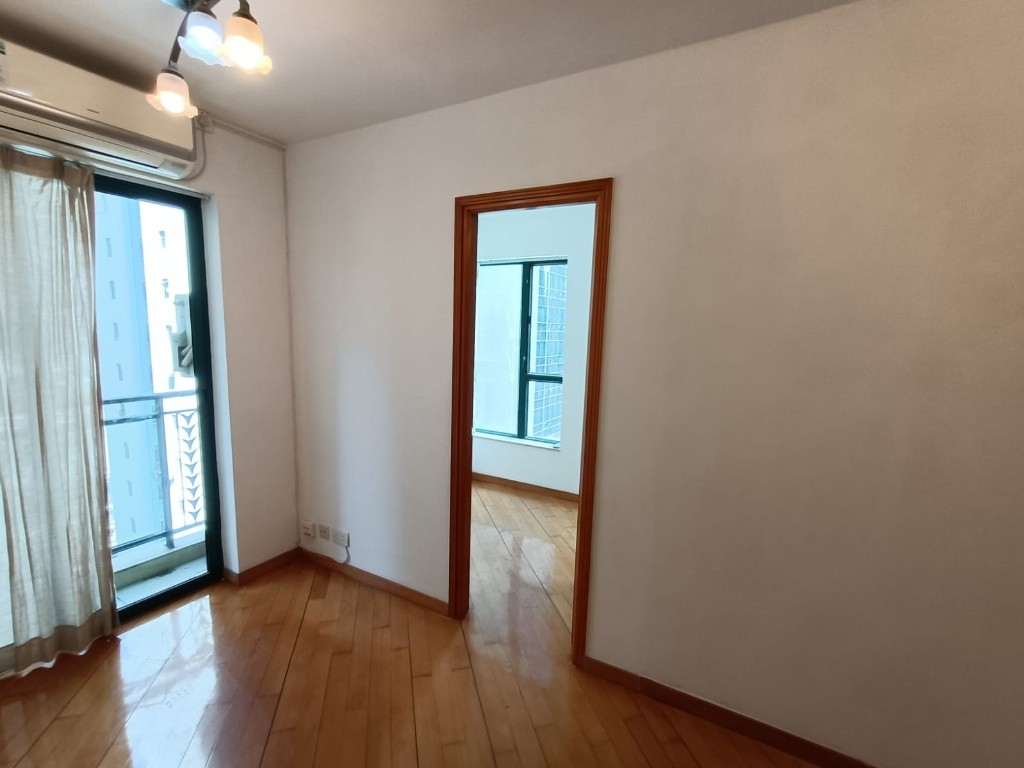 Newly renovated contemporary apartment with balcony - 上環/中環 - 住宅 (整間出租) - Homates 香港