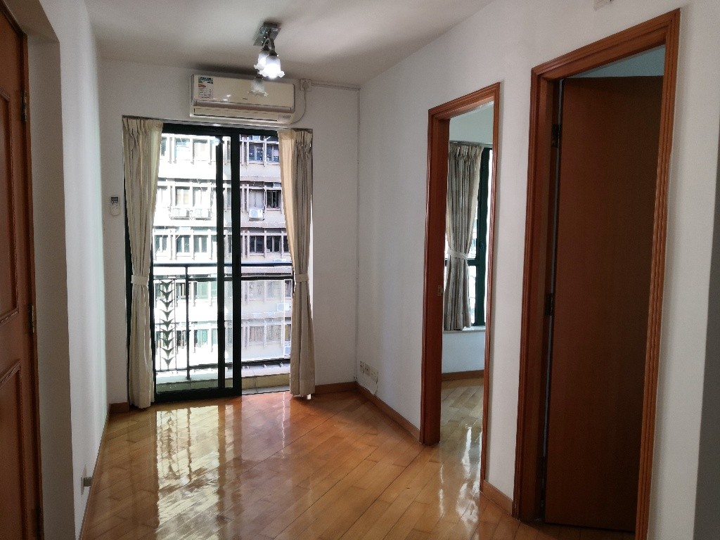 Newly renovated contemporary apartment with balcony - 上環/中環 - 住宅 (整間出租) - Homates 香港