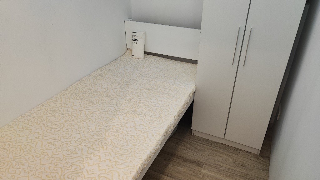 New refurbished shared apartment. 1 mins walk from  Prince Edward staton Exit A. Move in with your suitcase. - Prince Edward - Bedroom - Homates Hong Kong