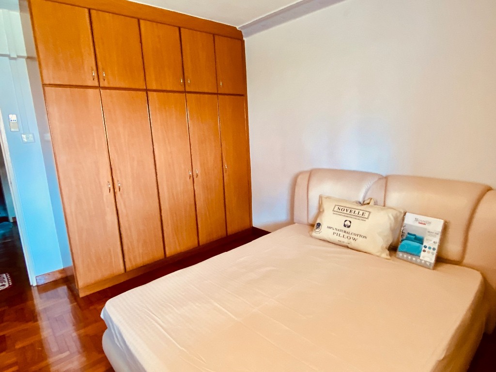 Exclusive EM Flat available for rental - 5 mins walk to Hougang (HG) NE line MRT Station, HG Mall, HG Bus Interchange, spacious Master Bedroom with attached bathroom - Hougang 后港 - 分租房间 - Homates 新加坡