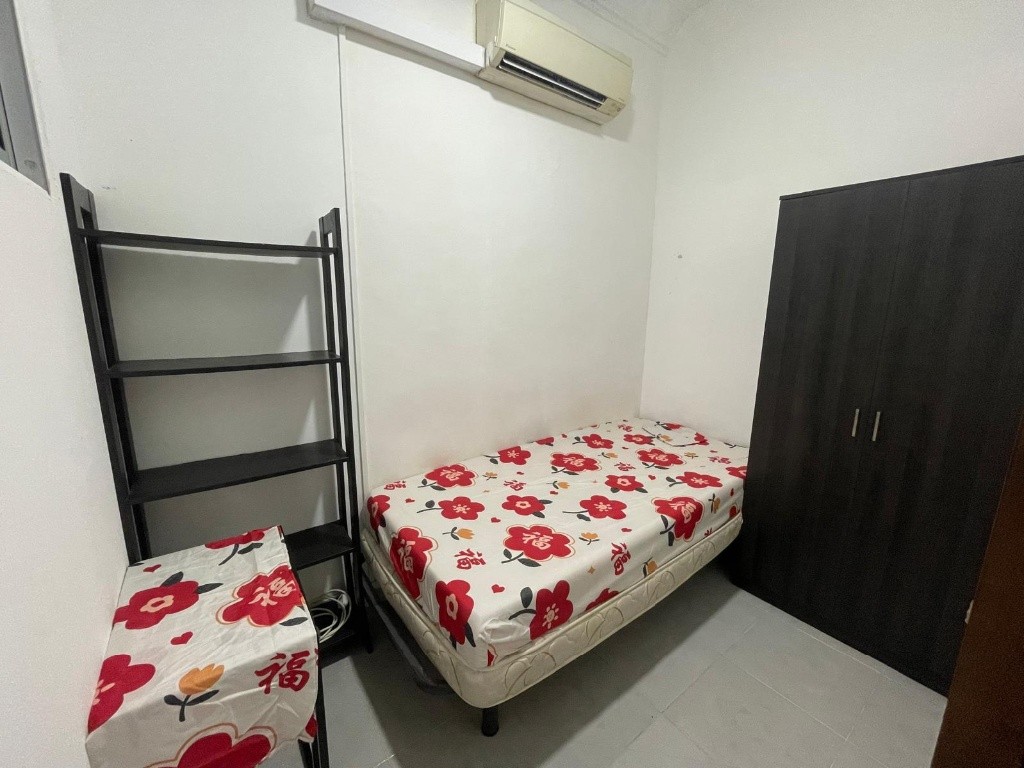 Immediate Available  - Common Room/Strictly Single Occupancy/no Owner Staying/No Agent Fee/Cooking allowed/Near Somerset MRT/Newton MRT/Dhoby Ghaut MRT - Dhoby Ghaut - Bedroom - Homates Singapore