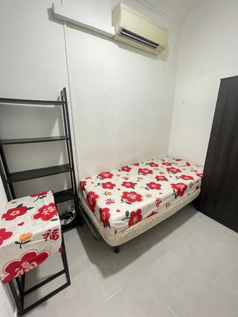 Immediate Available  - Common Room/Strictly Single Occupancy/no Owner Staying/No Agent Fee/Cooking allowed/Near Somerset MRT/Newton MRT/Dhoby Ghaut MRT - Dhoby Ghaut - Bedroom - Homates Singapore