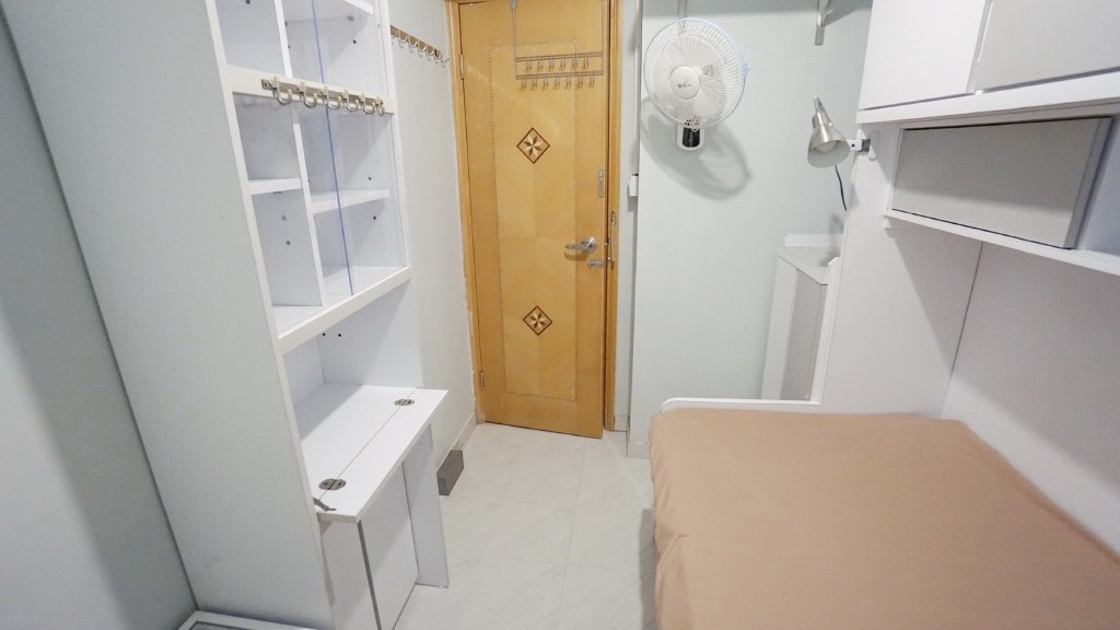 FEMALE SINGLE ROOM FOR RENT with Full Facilities. 4 window s, mountain  Greek view  and facing to South side direction! - Sha Tin/Fo Tan - Bedroom - Homates Hong Kong