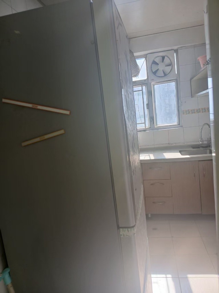 Master bedroom with ensuite bathroom, with basic furniture, high rise with sea view - 屯門 - 住宅 (整間出租) - Homates 香港