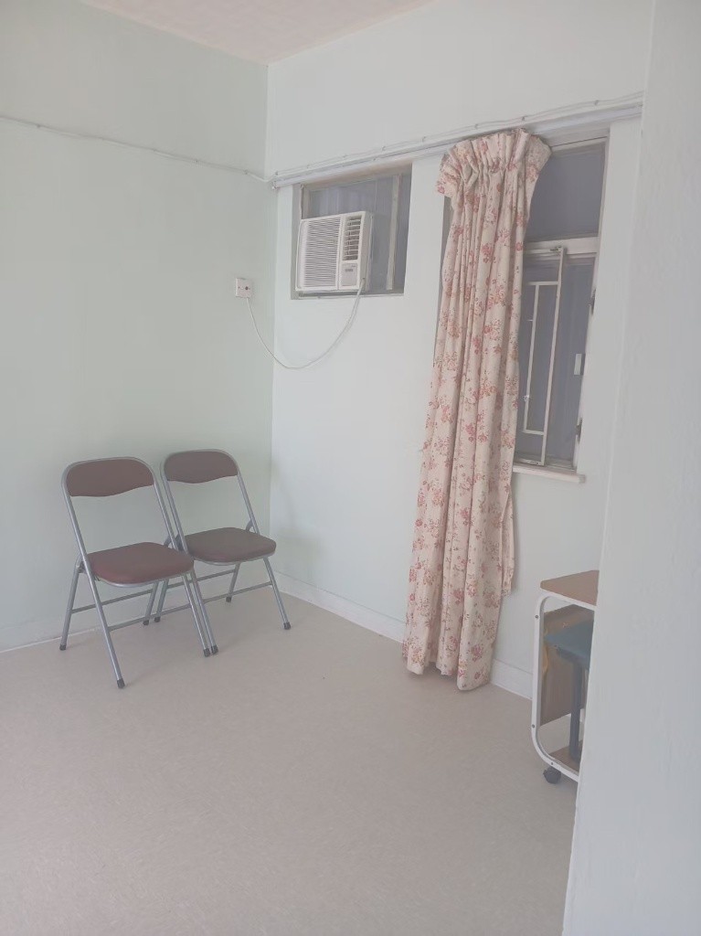 Master bedroom with ensuite bathroom, with basic furniture, high rise with sea view - 屯門 - 住宅 (整間出租) - Homates 香港