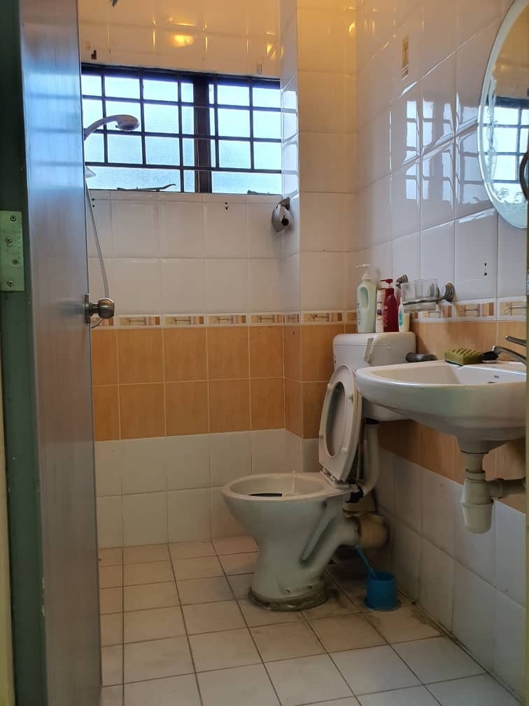 Middle Room at Taman Puchong Indah, Puchong -  - 房間 (合租／分租) - Homates 馬來西亞