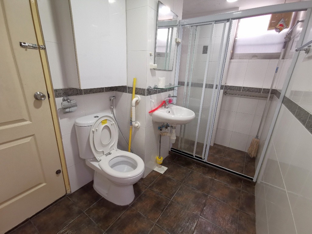Available 25 Jul- Common Room/1 or 2 person stay/fully furnished room with bed/wardrobe/celling fan and air-con/no Owner Stay/No Agent Fee/Cooking allowed/Near Clementi MRT/Dover MRT - Clementi 金文泰 -  - Homates 新加坡